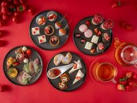 【期間限定 バレンタインアフタヌーンティー】いちご×ショコラを使用したスイーツ＆セイボリー＋カフェフリー