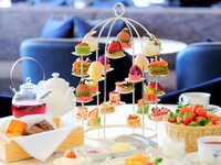 ストロベリーアフタヌーンティーセット（ワイン・カクテルフリーフロー＆いちご食べ放題付）