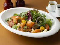 【8:00‐9:30入店】フレッシュサラダ＆ボイル バケットローストパン オーガニックオリーブオイル付き