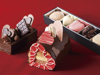 バレンタインケーキ チョコレートとコーヒーのムース 【写真中央】