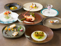 【招牌】主廚推薦套餐，8道主菜可選：伊勢龍蝦、鮑魚或黑毛、牛，含一杯自選飲品（僅限餐桌預訂）。