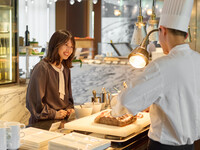 【10周年記念企画：平日限定】＜閉店まで時間無制限&飲み放題付き＞ディナー！夜にはローストビーフ、握りたてお寿司、揚げたての天麩羅が登場！