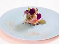 “噴火湾産蝦夷鮑”のサラダ仕立て 煮詰めたヴィネガー＆昆布ジュレ