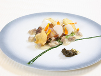 Bounty of the Sea "Ezo Abalone" cozido no vapor em sal suave e ecumen com molho americano