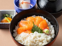 【サーモンと烏賊の二色丼】サラダ・デザート・スープ・コーヒービュッフェ付き