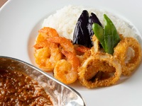 【スパイシーなシュリンプオニオンカレー】サラダ・デザート・スープ・コーヒービュッフェ付き