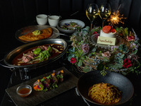 2月以降のご予約はこちら【プラチナムバースデーコース】 蟹の麺料理やメキシカンピザ、アンガス牛のステーキなど フラワーリースケーキ&乾杯スパークリング付　ワンランク上の贅沢記念日プラン