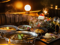 【プラチナムバースデーコース】 ミツバチの人気メニューを詰め込んだ 1番人気のメキシカンピザ&和牛と雲丹の生春巻き　乾杯スパークリングワインとフラワーリースケーキ付贅沢記念日プラン