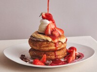 [Direct from the Farm Strawberry Fair] Weekday-only special free drink set / "Asuka Ruby" strawberry and burnt brulee pancakes with strawberry sauce