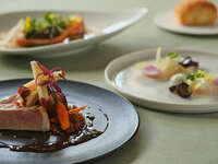 ★1月平日スペシャルセール！1,500円OFF★深谷ネギのパイ包みスープやサーモンポワレ、メインに国産豚ローストか国産牛ロースのロティ、ロッシーニを選べるランチ全5品-SHIKITEI-（平日）