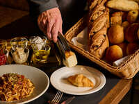 温かいパンが主役THE TASTE LUNCH（パン食べ放題）／乾杯用ドリンク・食後のデザート付き