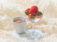 【オプション】スペシャルデザート～フレッシュの苺　ピンクガナッシュのディップ～