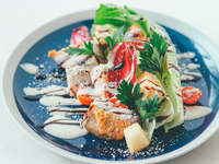 グリルチキンのシーザーサラダランチ（スープ・パン付）