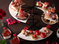 Savourez un thé de l'après-midi Valentine Rouge dans un cadre japonais