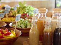 【土日祝：90分制レディースランチ】選べるハーフサイズメイン＆サラダ・スープ・デザート付き約25種ビュッフェ