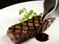 PREMIUM LUNCH COURSE　　　　　　　　　　　　　　　　　　　　　　　　前菜＋スープ＋メインディッシュ（シーフード OR 国産牛ステーキ）＋デザート