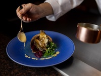 來自玄海的鮮活鮑魚和精選九州黑毛和牛牛排套餐