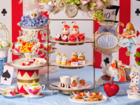 ＜土日祝＞『スパークリングワイン付きアリスのストロベリーアフタヌーンティー』“不思議の国のアリス”の甘いお茶会へ誘う　マリアージュフレール1杯＋その他ドリンクお替り自由　12/26～3/15