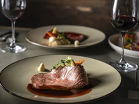 【3時間プレミアム飲み放題】もっと贅沢なご宴会に！ボトルワイン含め75種類以上のドリンク！氷温熟成牛とハーブチキンのグリルミストがメインの特別コース ～Luce～　7,000円