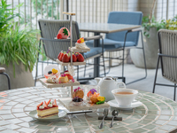 春の花が舞う、いちごのアフタヌーンティー