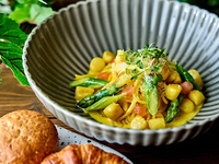 5/1～【ランチ】WEB予約限定選べるドリンク1杯付き★野菜たっぷり！人気のデザート含むサラダブッフェランチ〈メイン：選べるパスタ〉