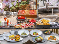 テラスでお花見気分 春空で楽しむ旬のいちごスイーツビュッフェ