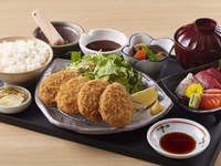 菲力炸肉排和生魚片套餐