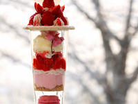 夜のパフェテーブル