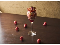Spring Limited! Cherry Blossom-Scented Strawberry Strawberry Strawberry Parfait + 1 Choice of Café Drink (Weekdays 3/1–4/30)