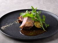 【適用於重要商務招待或紀念晚宴】包含8道菜的豪華全套晚餐，以及2.5小時無限暢飲，包括生啤酒和氣泡酒。