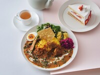 [Special Brunch with Dessert & Drink] Two types of spiced curry: Butter Chicken and Tomato Dal, served in a thali style.