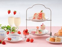 Classic Afternoon Tea　～Blooming strawberry garden～ / グラスシャンパーニュ 苺トッピング付【15:00】