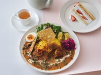 [Special Brunch with Dessert & Drink] Two types of spiced curry: Butter Chicken and Tomato Dal, served in a thali style.
