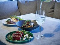 【平日限定！昼飲みフリードリンク付ランチ】当日選ぶメイン＋前菜やパンビュッフェ＆フリードリンク90分