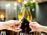 限2人享用【周年纪念套餐】包含起泡酒祝酒和甜点拼盘，是庆祝活动的完美之选！