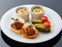 【夜のアフタヌーンティー】海鮮と仔羊のトマト煮込みなど全9品＋3時間飲み放題（4/1～5/31）