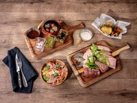 【啤酒露台】包含草饲牛腩排等肉类组合的10道菜品，以及120分钟免费畅饮