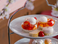 バンカーズバーでいちごとさくらのナイトアフタヌーンティー / フリードリンク付