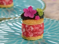 個室確約　春の【新宿うしみつ開店記念コース】新宿うしみつの開店を記念したコースです。和牛の蟹いくらユッケドッグ、春のパイキャビユッケ、厳選ヒレ肉のブリオッシュカツサンド、特製海苔冷麺をご提供。