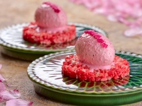 This spring course commemorating the opening of Shinjuku Ushimitsu features Wagyu beef, crab and salmon roe yukke hotdog, spring oyster mayonnaise yukke, tenderloin brioche sandwich, and fluffy, tender stone-grilled beef omelette rice.