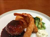 お子様メニュー（12歳以下のお子様）スープ、ハンバーグ、エビフライ、オムライス、温野菜、バニラアイス