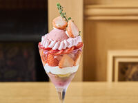 【休日】桜薫る春いちごのパフェ