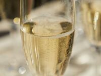 CLUB ORIENTAL アニバーサリー特典 【誕生日】 乾杯用スパークリングワイン＋メッセージ付きデザート