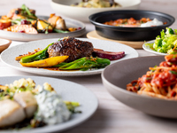 平日【お花見テラス Lunch】目の前に広がる桜を特等席で！野菜たっぷりサラダとこだわり素材の選べるメイン＋食後のいちごパフェ（桜ドリンク付き）