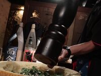 A course with increasingly larger glasses of beer, lemon sour, highball, etc.