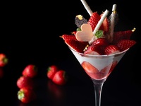 ＜平日予約＞【期間限定デザートセット】ハート＆ベリーのとちあいかパフェ ココナッツのブランマンジェと共に（カフェ付）