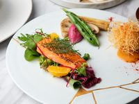 [Lunch Course] Four kinds of appetizers and two main courses: rare grilled salmon and scallop daif