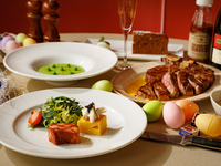 1 Nisan - 30 Nisan [Paskalya Menüsü] {Ana yemek: T-bone biftek} ◇ Mezeler ve havuçlu kek de dahil olmak üzere beş Paskalya temalı yemek