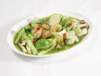 【休日オンライン予約限定】お勧めランチ　海老と花切りイカのバジルソース炒め（4月）