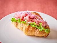 ＜土日祝＞『クロワッサンサンド付き抹茶香るストロベリーアフタヌーンティー』 新緑の爽やかな装い～饗宴するひとときを～　マリアージュフレールもお替り自由